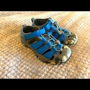 EUC Boys Keens Size 2